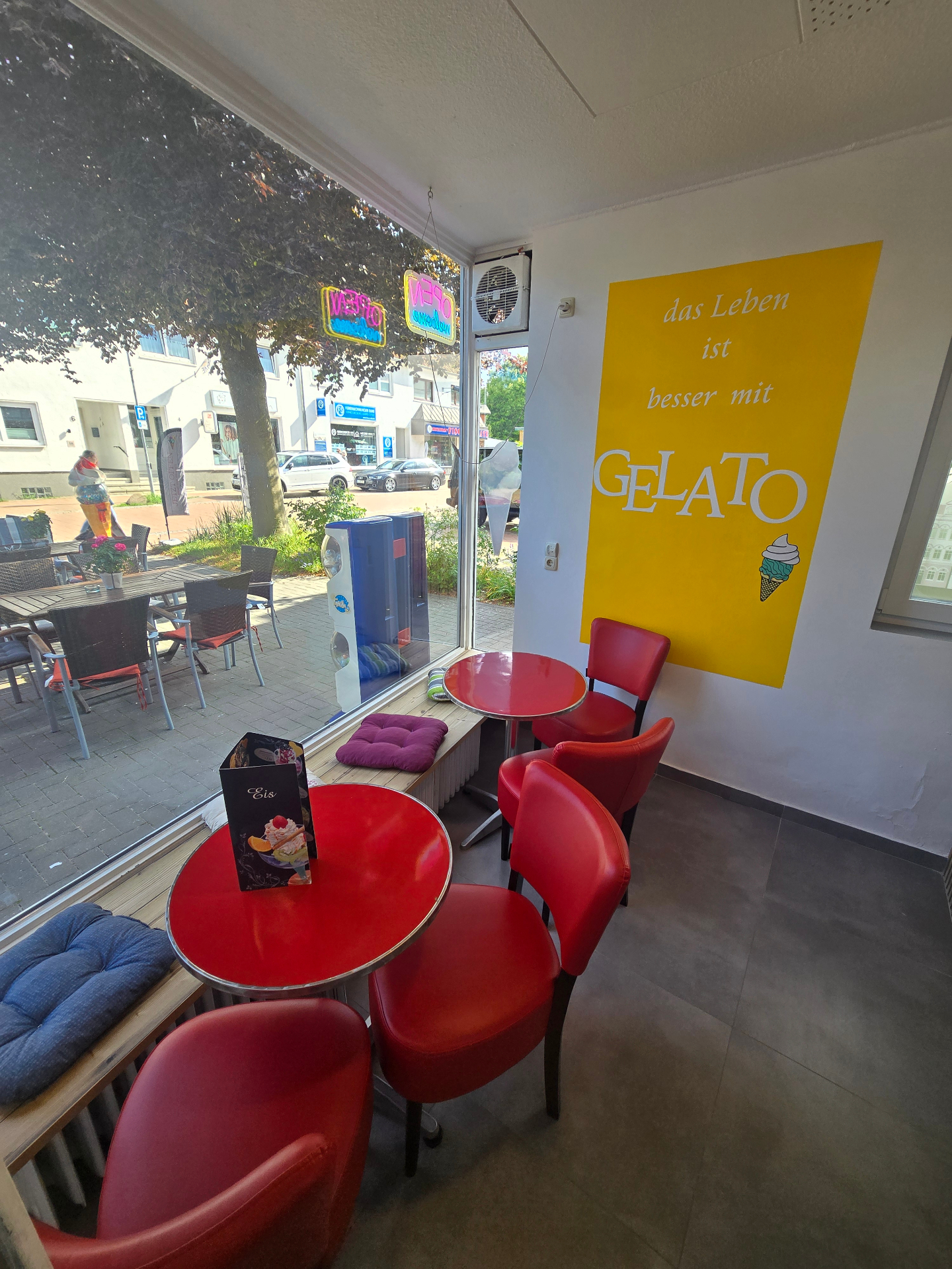 Theke mit Eisbechern, Espressomaschine und Waffeleisen im kugel & kruste
