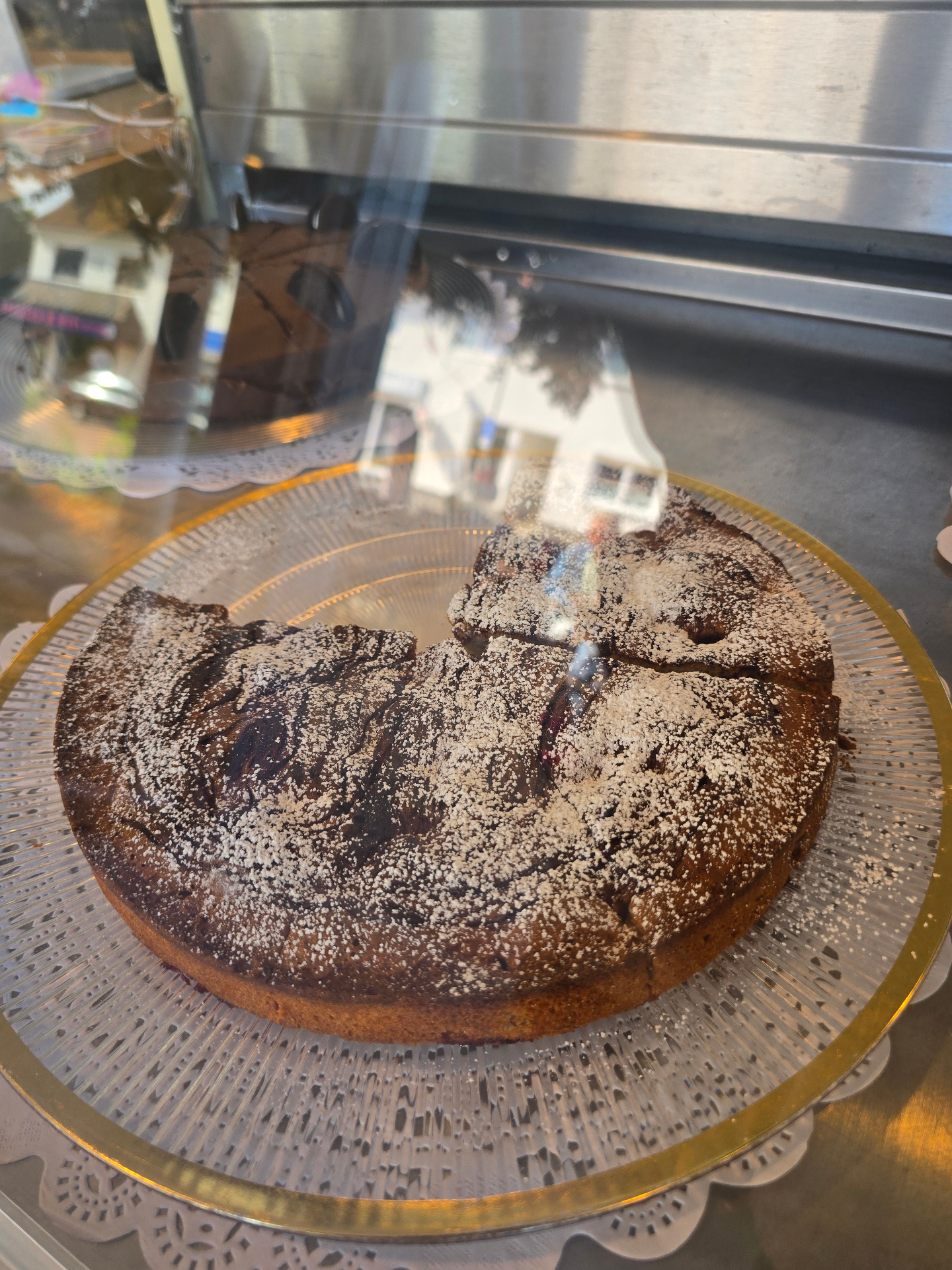 Schoko-Kirsch-Kuchen – Saftiger Schokoladenkuchen mit fruchtigen Kirschen, sanft mit Puderzucker bestäubt. Täglich frisch aus dem Ofen.
