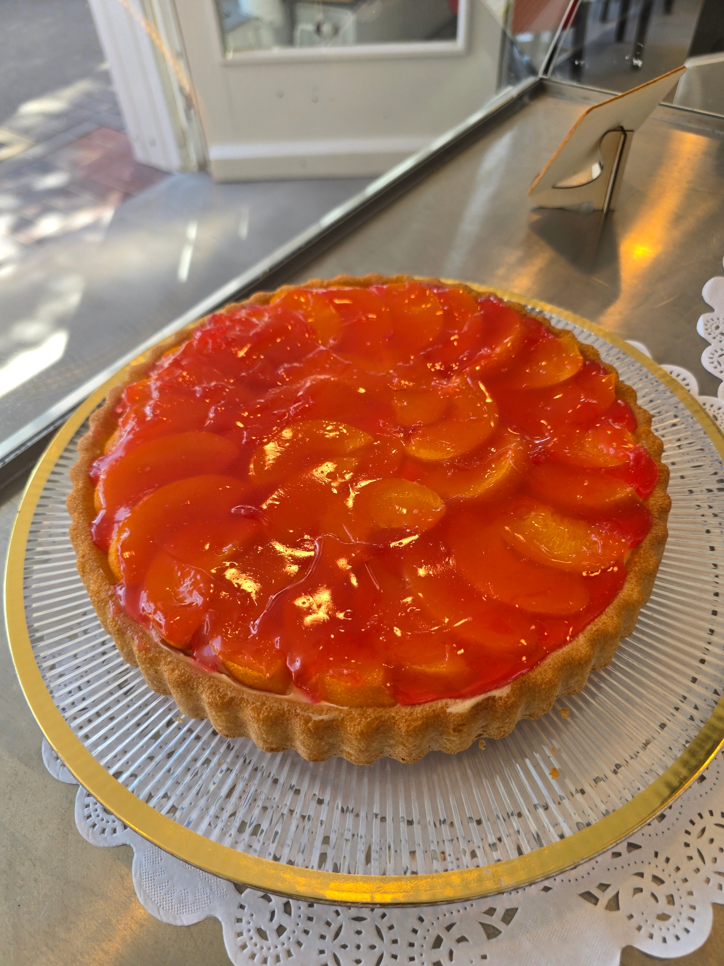 Pfirsich Kuchen – Goldener Mürbeteigboden mit saftigen Pfirsichhälften, überzogen mit glänzendem Fruchtguss – sommerlich leicht und hausgemacht.